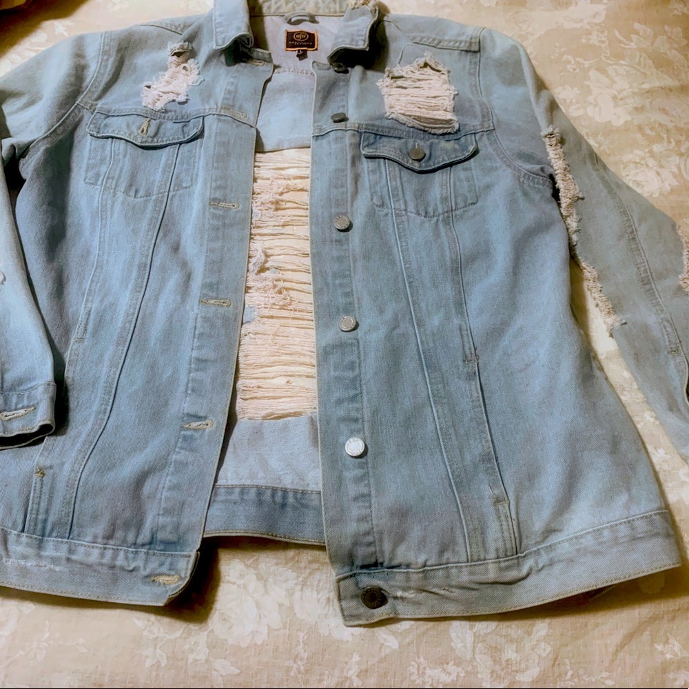 Women large Jean jacket (used ) war a few times only, in great condition.